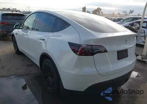 2021 Tesla Model Y Long Range Dual Motor All-Wheel Drive z USA, uszkodzony, nr VIN 5YJYGDEE9MF232047